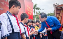 Bao lì xì và quà 'Tết sẻ chia' của Tuổi Trẻ đến với 1.000 học trò vùng bão lũ Gia Lai