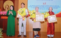 Phó bí thư Thành ủy TP.HCM Văn Thị Bạch Tuyết trao tặng Huy hiệu Đảng tại Đảng bộ phường Tân Sơn Nhì