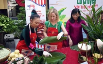 Tổng lãnh sự Mỹ cùng sinh viên 'thi' gói bánh chưng