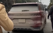 Biển số ô tô bị bụi bẩn che lấp: Tài xế nhận đã biết nhưng không lau trước khi đi