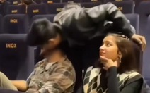 Thanh niên sung sướng vì cứ ngỡ được gái xinh hôn má