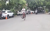 Chàng trai 'vồ ếch' khi trổ tài bốc đầu xe đạp
