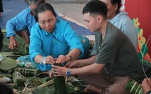 Bệnh nhân thích thú gói bánh tét, chụp ảnh, đón Tết sớm tại bệnh viện