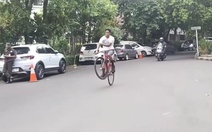 Chàng trai 'vồ ếch' khi trổ tài bốc đầu xe đạp
