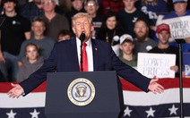 Ông Trump nói 'có thêm' một hạm đội đang tiến về phía Iran