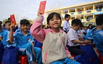 Quà Tết báo Tuổi Trẻ đến với học sinh vùng lũ: 'Mình sẽ đưa cho mẹ mua quần áo Tết'