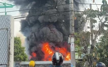 Cháy lớn nhà xưởng chứa pallet nhựa ở xã Đông Thạnh