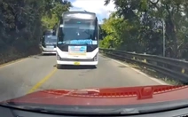 Xe khách chở học sinh vượt ẩu, cảnh sát giao thông mời tài xế lên làm việc