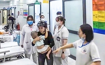 Con trai hóc dị vật, người mẹ 'cầu cứu' cảnh sát giao thông chở đến bệnh viện kịp thời