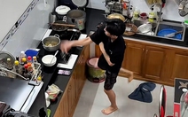 Chồng trẻ ngượng đỏ mặt vì đang yêu đời thì bị vợ quay lén