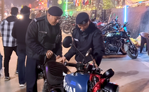 Thấy xe máy đỗ sai, CSGT không phạt mà chỉ lặng lẽ chuyển vào đúng chỗ