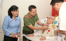 Trung tướng Mai Hoàng trao Huy hiệu 80 năm tuổi Đảng cho Đại tá Lê Hãn