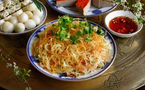 Món cổ truyền Tết Bát Tràng: Su hào xào mực với công đoạn xé mực kỳ công