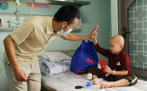 Ước mơ của Thúy mang Tết sớm đến bệnh nhi: ‘Có mọi người động viên, con không sợ ung thư nữa’