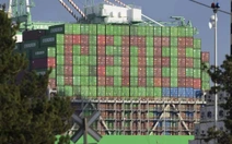 Tàu container ở Mỹ xếp thành chữ để tưởng nhớ dân thường bị đặc vụ ICE bắn chết?