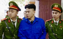 Dẫn giải đến tòa để xét xử 'tổng tài' giơ tay chỉ đạo đánh người ở quán cà phê