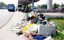Rác đổ đống ở trạm xe buýt trước ga metro Đại học Quốc gia TP.HCM