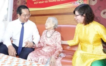 Chủ tịch UBND TP.HCM trao Huy hiệu 80 năm tuổi Đảng cho đảng viên Nguyễn Thị Dũng