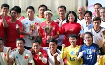 Bóng đá TP.HCM 'uống nước nhớ nguồn'