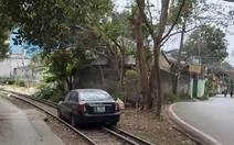 Đi, đứng, ngồi, đậu xe trên đường ray xe lửa bị xử phạt ra sao?