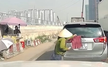 Video hài nhất tuần qua: Cô bán vé số tốt bụng giúp chủ ô tô gỡ khăn che biển số