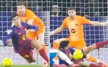 Thủ môn Barca đẩy ngã đồng đội để chặn cú sút của đối thủ