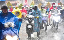 TP.HCM mưa trái mùa trắng trời, thêm triều cường giờ tan tầm