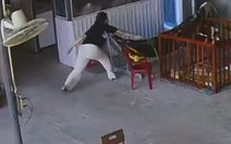 Nổi da gà khoảnh khắc mẹ liều mạng cứu con nhỏ khỏi bé na