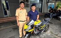 Tịch thu xe của thanh niên buông hai tay, dùng điện thoại khi chạy trên đường Đỗ Mười, TP.HCM