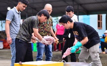 Nấu phở bằng cả tấm lòng gửi bà con vùng rốn lũ Hòa Thịnh