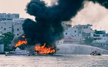 Cháy tàu du lịch trên sông Sài Gòn