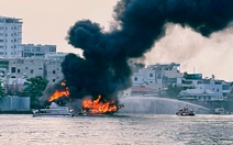 Cháy tàu du lịch trên sông Sài Gòn