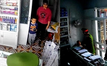 Mẹ đang cam kết không đốt pháo thì hai con quậy ở trong nhà