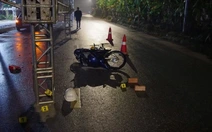 Dựng rạp đám tiệc chiếm hết mặt đường, muốn chạy xe vô nhà phải tự dọn bàn ghế, xoong chén