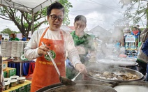Người dân đổ về xã Hòa Thịnh để xem nghệ sĩ Trường Giang nấu phở