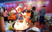 Lửa đỏ trong sớm rét mướt, phở nóng sẵn sàng cho trẻ em Hòa Thịnh