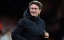 HLV Tottenham bị chỉ trích dữ dội vì uống nước bằng ly Arsenal
