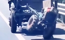 Đầu máy cày vừa đi vừa nhún nhảy trên đường