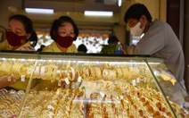 Giá vàng và giá bạc giảm nhanh do áp lực chốt lời