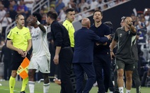 Hình ảnh xấu xí của HLV Simeone và màn đáp trả đến từ Xabi Alonso