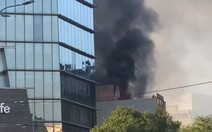 Cháy lớn ở sân thượng tòa nhà trên đường Lê Thánh Tôn