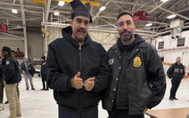 Lan truyền bức ảnh Tổng thống Venezuela 'giơ ngón cái' khi chụp ảnh cùng quan chức Mỹ