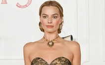Thời trang thảm đỏ của Margot Robbie gây sốt ở buổi công chiếu Đồi gió hú