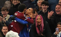 Trung vệ West Ham lao tới bóp cổ 'ngôi sao' Chelsea