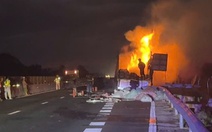 Cháy xe tải trên cao tốc Vĩnh Hảo - Phan Thiết, cấm xe tại nút giao Chợ Lầu