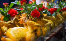 Chợ Hàng Bè đắt khách ngày 23 tháng chạp, gà lễ có giá tới 800.000 đồng/con