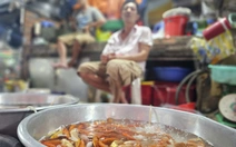 Chợ đồ cúng ông Công ông Táo trầm lắng, tiểu thương ngóng khách tới giờ chót