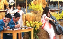 ‘Ông đồ’ già ngồi viết thư pháp bên nhạc DJ và vũ công nhảy múa