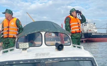 Cứu 3 ngư dân trên tàu cá chìm vì đâm vào đá ngầm