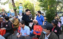 Ấm lòng những ‘Chuyến xe yêu thương’ đưa bệnh nhân về quê đón Tết